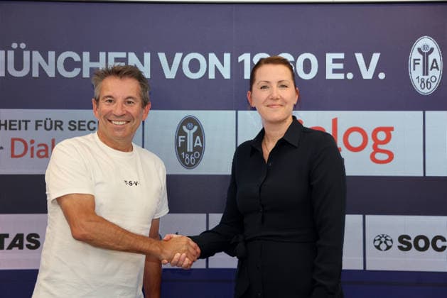 Fussball, Herren, Regionalliga Bayern, Saison 2026 2027, TSV 1860 München Vorstellung des neuen Hauptsponsors der TSV München von 1860 Spielbetriebs-GmbH, TSV 1860 München, hier im Bild Gernot Mang, Präsident (TSV 1860 München) (li.) mit Tamara Pagel (Vorstandsvorsitzende der Dialog Versicherung) (re.) Shake Hands, Handschlag *** Soccer, Men s, Bavarian Regional League, 2026–2027 Season, TSV 1860 Munich: Introduction of the new main sponsor of TSV München von 1860 Spielbetriebs GmbH, TSV 1860 Munich; pictured here are Gernot Mang, President of TSV 1860 Munich (left), and Tamara Pagel, CEO of Dialog Versicherung (right), shaking hands