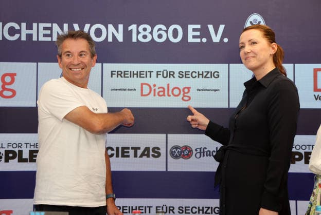 Fussball, Herren, Regionalliga Bayern, Saison 2026 2027, TSV 1860 München Vorstellung des neuen Hauptsponsors der TSV München von 1860 Spielbetriebs-GmbH, TSV 1860 München, hier im Bild Gernot Mang, Präsident (TSV 1860 München) (li.) mit Tamara Pagel (Vorstandsvorsitzende der Dialog Versicherung) (re.) zeigen beide auf das Logo der Dialog Versicherung mit dem Zusatz Freiheit für Sechzig *** Soccer, Men s, Bavarian Regional League, 2026–2027 Season, TSV 1860 Munich: Introduction of the new main sponsor of TSV München von 1860 Spielbetriebs GmbH, TSV 1860 Munich; pictured here are Gernot Mang, President of TSV 1860 Munich (left), and Tamara Pagel, CEO of Dialog Versicherung (right); both are pointing to the Dialog Versicherung logo, which bears the slogan Freedom for Sixty