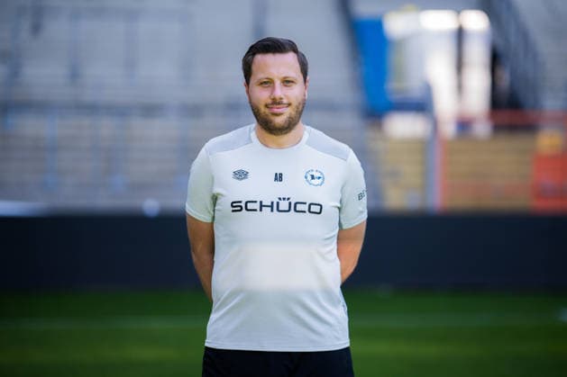 Physiotherapeut Arne Böker; DSC Arminia Bielefeld; 2. BL, Porträttermin 2026 2027. Bielefeld Nordrhein-Westfalen Deutschland Schüco Arena *** Physical Therapist Arne Böker, DSC Arminia Bielefeld (2nd Bundesliga), Photo Shoot 2026–2027, Bielefeld, North Rhine-Westphalia, Germany, Schüco Arena