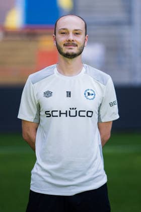 Physiotherapeut Till Horstmeyer; DSC Arminia Bielefeld; 2. BL, Porträttermin 2026 2027. Bielefeld Nordrhein-Westfalen Deutschland Schüco Arena *** Physical Therapist Till Horstmeyer, DSC Arminia Bielefeld 2 (2nd Bundesliga), Photo Shoot 2026–2027, Bielefeld, North Rhine-Westphalia, Germany, Schüco Arena