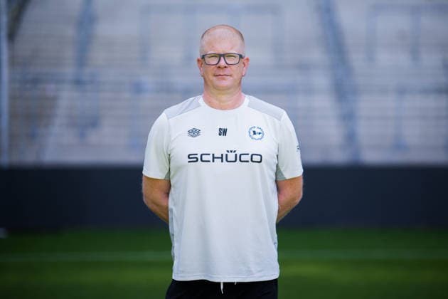 Zeugwart Sebastian Wolf; DSC Arminia Bielefeld; 2. BL, Porträttermin 2026 2027. Bielefeld Nordrhein-Westfalen Deutschland Schüco Arena *** Equipment Manager Sebastian Wolf, DSC Arminia Bielefeld 2 (2nd Bundesliga), Photo Shoot 2026–2027, Bielefeld, North Rhine-Westphalia, Germany, Schüco Arena