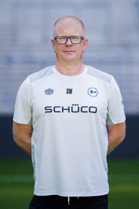 Zeugwart Sebastian Wolf; DSC Arminia Bielefeld; 2. BL, Porträttermin 2026 2027. Bielefeld Nordrhein-Westfalen Deutschland Schüco Arena *** Equipment Manager Sebastian Wolf, DSC Arminia Bielefeld 2 (2nd Bundesliga), Photo Shoot 2026–2027, Bielefeld, North Rhine-Westphalia, Germany, Schüco Arena