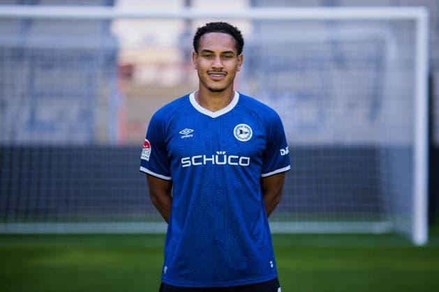 Monju Thaddäus Momuluh; DSC Arminia Bielefeld; 2. BL, Porträttermin 2026 2027. Bielefeld Nordrhein-Westfalen Deutschland Schüco Arena *** Monju Thaddäus Momuluh, DSC Arminia Bielefeld 2 (2nd Bundesliga), Photo Shoot 2026–2027, Bielefeld, North Rhine-Westphalia, Germany, Schüco Arena