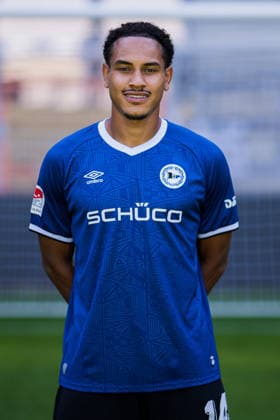 Monju Thaddäus Momuluh; DSC Arminia Bielefeld; 2. BL, Porträttermin 2026 2027. Bielefeld Nordrhein-Westfalen Deutschland Schüco Arena *** Monju Thaddäus Momuluh, DSC Arminia Bielefeld 2 (2nd Bundesliga), Photo Shoot 2026–2027, Bielefeld, North Rhine-Westphalia, Germany, Schüco Arena