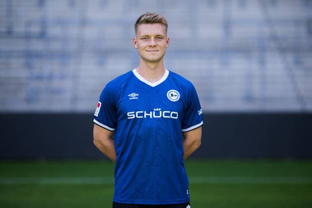 Leon Schneider; DSC Arminia Bielefeld; 2. BL, Porträttermin 2026 2027. Bielefeld Nordrhein-Westfalen Deutschland Schüco Arena *** Leon Schneider, DSC Arminia Bielefeld 2 (2. Bundesliga), Photo Shoot 2026–2027, Bielefeld, North Rhine-Westphalia, Germany, Schüco Arena