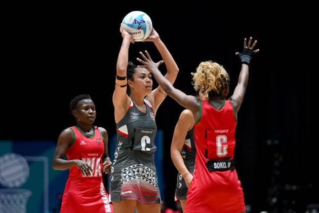 COM26 NETBALL, Halaevalu Toutaiolepo of Tonga (left) looks to pass during the Preliminary Round Pool A netball match beteen Malawi and Tonga at the Glasgow 2026 Commonwealth Games at The Hydro in Glasgow, Scotland, Thursday, July 30, 2026. ( NO ARCHIVING, EDITORIAL USE ONLY Glasgow United Kingdom  Copyright: xLUKASxCOCHx 20260730155663622166