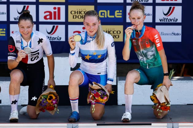 30.07.2026, Monteceneri, Monte Ceneri, 2026 UEC MTB European Championship, EM, Europameisterschaft XCC Women Junior s Final (cross country short track), Shana Huber 20 (SUI), 2nd place and silver medal, Barbora Bukovska 2 (CZE), 1st place, European Champion and gold medal, Nikoletta Bettina Kiss 9 (HUN), 3rd place and bronze medal Monteceneri Monte Ceneri Ticino Switzerland *** July 30, 2026, Monteceneri, Monte Ceneri, 2026 UEC MTB European Championship XCC Women s Junior Final (cross-country short track), Shana Huber 20 SUI, 2nd place and silver medal; Barbora Bukovska 2 CZE, 1st place, European Champion, and gold medal; Nikoletta Bettina Kiss 9 HUN, 3rd place and bronze medal; Monteceneri, Monte Ceneri, Ticino, Switzerland Copyright: xJustPictures.ch FrancescoxMinghettix jp-en-FrMi-_NG_0709