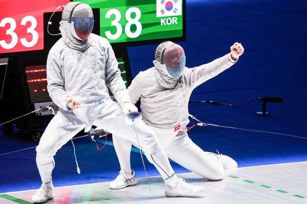 CHINA, HONG KONG - JULY 30, 2026: Athletes Dmitry Nasonov (L) of Russia and Sang-won Park of South Korea fight in their team sabre bout during the 2026 Kerry Fencing World Championships 2026 Fencing World Championships In Hong Kong  - ZUMAt113 20260730_zaa_t113_127 Copyright: xMikhailxSinitsynx