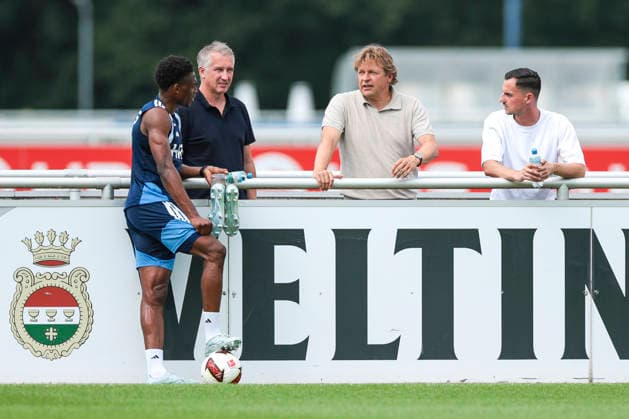 30.07.2026, Fussball, Training des FC Schalke 04. v. l. Junior Adamu (FC Schalke 04), Sportvorstand Frank Baumann (FC Schalke 04), Direktor Profifussball Youri Mulder (FC Schalke 04), Kaderplaner Maximilian Lüftl (FC Schalke 04). Gelsenkirchen Trainingsgelände FC Schalke 04 NRW Deutschland xRHR-FOTO YYx *** July 30, 2026, Soccer, FC Schalke 04 training session featuring Junior Adamu of FC Schalke 04, Sporting Director Frank Baumann of FC Schalke 04, Director of Professional Soccer Youri Mulder of FC Schalke 04, Squad Planner Maximilian Lüftl, FC Schalke 04, Gelsenkirchen, FC Schalke 04 Training Facility, North Rhine-Westphalia, Germany, xRHR, PHOTO YYx Copyright: RHR-FOTOx RHR-FOTO YY
