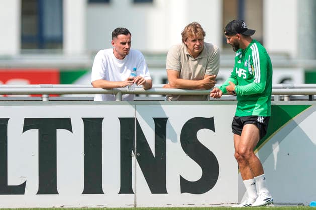 30.07.2026, Fussball, Training des FC Schalke 04. v. l. Kaderplaner Maximilian Lüftl (FC Schalke 04), Direktor Profifussball Youri Mulder (FC Schalke 04), Trainer Miron Muslic (FC Schalke 04). Gelsenkirchen Trainingsgelände FC Schalke 04 NRW Deutschland xRHR-FOTO YYx *** July 30, 2026, Soccer, FC Schalke 04 training session featuring squad planner Maximilian Lüftl of FC Schalke 04, Director of Professional Soccer Youri Mulder of FC Schalke 04, and coach Miron Muslic of FC Schalke 04 in Gelsenkirchen at the FC Schalke 04 training facility in North Rhine-Westphalia, Germany xRHR PHOTO YYx Copyright: RHR-FOTOx RHR-FOTO YY