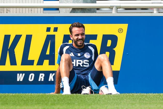 30.07.2026, Fussball, Training des FC Schalke 04. Kenan Karaman (FC Schalke 04) sitzt auf dem Rasen und ruht sich aus. Gelsenkirchen Trainingsgelände FC Schalke 04 NRW Deutschland xRHR-FOTO YYx *** July 30, 2026, Soccer, FC Schalke 04 training session: Kenan Karaman sits on the field and rests at the FC Schalke 04 training facility in Gelsenkirchen, North Rhine-Westphalia, Germany xRHR PHOTO YYx Copyright: RHR-FOTOx RHR-FOTO YY