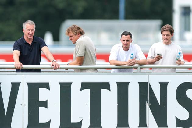 30.07.2026, Fussball, Training des FC Schalke 04. v. l. Sportvorstand Frank Baumann (FC Schalke 04), Direktor Profifussball Youri Mulder (FC Schalke 04), Kaderplaner Maximilian Lüftl (FC Schalke 04), Technischer Leiter Lorenz Kutscha-Lissberg (FC Schalke 04). Gelsenkirchen Trainingsgelände FC Schalke 04 NRW Deutschland xRHR-FOTO YYx *** July 30, 2026, Soccer, FC Schalke 04 Training Session: From left, Sporting Director Frank Baumann (FC Schalke 04), Director of Professional Soccer Youri Mulder (FC Schalke 04), Squad Planner Maximilian Lüftl of FC Schalke 04, Technical Director Lorenz Kutscha Lissberg of FC Schalke 04, Gelsenkirchen, FC Schalke 04 Training Facility, North Rhine-Westphalia, Germany, xRHR PHOTO YYx Copyright: RHR-FOTOx RHR-FOTO YY
