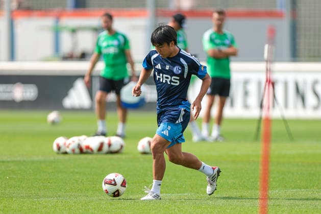 30.07.2026, Fussball, Training des FC Schalke 04. Satoshi Tanaka (FC Schalke 04). Gelsenkirchen Trainingsgelände FC Schalke 04 NRW Deutschland xRHR-FOTO YYx *** July 30, 2026, Soccer, FC Schalke 04 practice Satoshi Tanaka FC Schalke 04 Gelsenkirchen FC Schalke 04 training facility NRW Germany xRHR PHOTO YYx Copyright: RHR-FOTOx RHR-FOTO YY