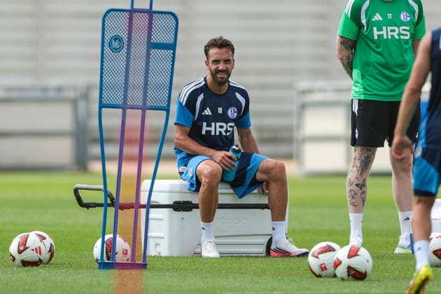 30.07.2026, Fussball, Training des FC Schalke 04. Kenan Karaman (FC Schalke 04) sitzt auf einer Kühlbox und trinkt etwas. Gelsenkirchen Trainingsgelände FC Schalke 04 NRW Deutschland xRHR-FOTO YYx *** July 30, 2026, Soccer, FC Schalke 04 practice: Kenan Karaman sits on a cooler and has a drink; Gelsenkirchen, FC Schalke 04 training facility, North Rhine-Westphalia, Germany xRHR PHOTO YYx Copyright: RHR-FOTOx RHR-FOTO YY