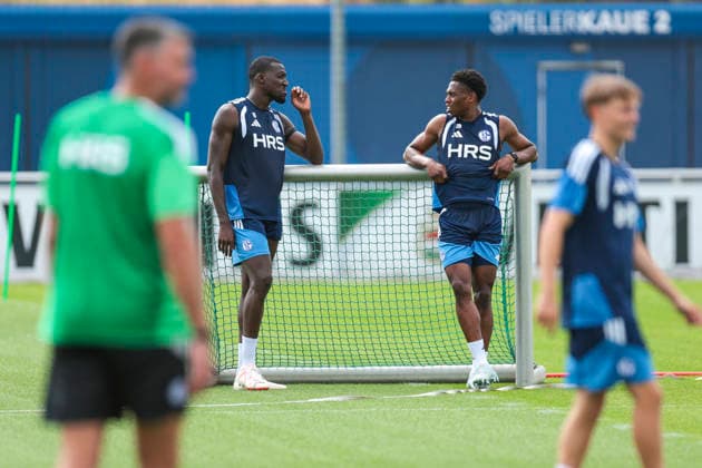 Sport Bilder des Tages 30.07.2026, Fussball, Training des FC Schalke 04. v. l. Bryan Lasme (FC Schalke 04) spricht mit Junior Adamu (FC Schalke 04). Gelsenkirchen Trainingsgelände FC Schalke 04 NRW Deutschland xRHR-FOTO YYx *** July 30, 2026, Soccer, FC Schalke 04 training session featuring Bryan Lasme; FC Schalke 04 talks with Junior Adamu; FC Schalke 04 Gelsenkirchen training facility; FC Schalke 04, North Rhine-Westphalia, Germany; xRHR PHOTO YYx Copyright: RHR-FOTOx RHR-FOTO YY