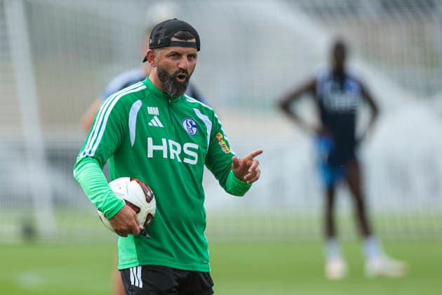 30.07.2026, Fussball, Training des FC Schalke 04. Trainer Miron Muslic (FC Schalke 04) gibt Anweisungen. Gelsenkirchen Trainingsgelände FC Schalke 04 NRW Deutschland xRHR-FOTO YYx *** July 30, 2026, Soccer, FC Schalke 04 practice; Coach Miron Muslic; FC Schalke 04 gives instructions; Gelsenkirchen; FC Schalke 04 training facility; North Rhine-Westphalia, Germany; xRHR; PHOTO YYx Copyright: RHR-FOTOx RHR-FOTO YY