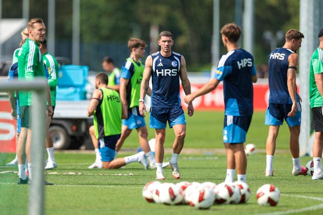 30.07.2026, Fussball, Training des FC Schalke 04. Robin Gosens (FC Schalke 04). Gelsenkirchen Trainingsgelände FC Schalke 04 NRW Deutschland xRHR-FOTO YYx *** July 30, 2026, Soccer, FC Schalke 04 practice Robin Gosens FC Schalke 04 Gelsenkirchen FC Schalke 04 training facility NRW Germany xRHR PHOTO YYx Copyright: RHR-FOTOx RHR-FOTO YY