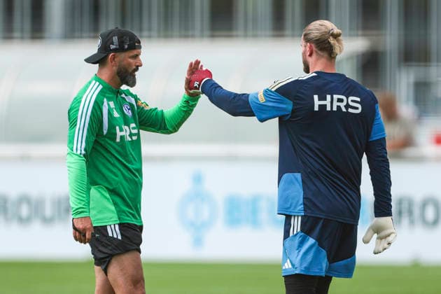 30.07.2026, Fussball, Training des FC Schalke 04. v. l. Trainer Miron Muslic (FC Schalke 04) Torwart Loris Karius (FC Schalke 04) klatschen ab. Gelsenkirchen Trainingsgelände FC Schalke 04 NRW Deutschland xRHR-FOTO YYx *** July 30, 2026, Soccer, FC Schalke 04 training session; Coach Miron Muslic; FC Schalke 04 goalkeeper Loris Karius; FC Schalke 04 players high-fiving; Gelsenkirchen; FC Schalke 04 training facility; North Rhine-Westphalia, Germany; xRHR PHOTO YYx Copyright: RHR-FOTOx RHR-FOTO YY
