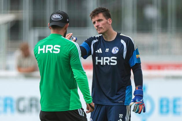 30.07.2026, Fussball, Training des FC Schalke 04. v. l. Trainer Miron Muslic (FC Schalke 04), Torwart Kevin Müller (FC Schalke 04) klatschen ab. Gelsenkirchen Trainingsgelände FC Schalke 04 NRW Deutschland xRHR-FOTO YYx *** July 30, 2026, Soccer, FC Schalke 04 training session; Coach Miron Muslic of FC Schalke 04 and goalkeeper Kevin Müller of FC Schalke 04 high-five each other at the FC Schalke 04 training facility in Gelsenkirchen, North Rhine-Westphalia, Germany xRHR PHOTO YYx Copyright: RHR-FOTOx RHR-FOTO YY