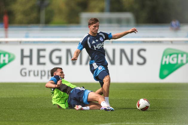 30.07.2026, Fussball, Training des FC Schalke 04. v. l. Dejan Ljubicic (FC Schalke 04), Vitalie Becker (FC Schalke 04). Gelsenkirchen Trainingsgelände FC Schalke 04 NRW Deutschland xRHR-FOTO YYx *** July 30, 2026, Soccer, FC Schalke 04 Training by Dejan Ljubicic, FC Schalke 04; Vitalie Becker, FC Schalke 04, Gelsenkirchen, FC Schalke 04 Training Facility, North Rhine-Westphalia, Germany, xRHR PHOTO YYx Copyright: RHR-FOTOx RHR-FOTO YY