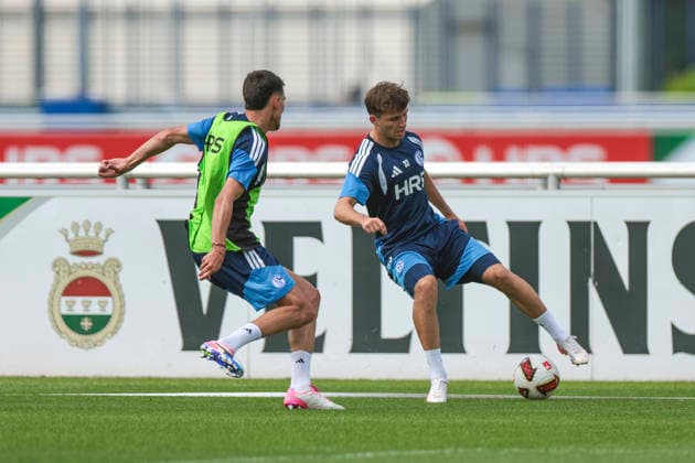 30.07.2026, Fussball, Training des FC Schalke 04. v. l. Dejan Ljubicic (FC Schalke 04), Vitalie Becker (FC Schalke 04). Gelsenkirchen Trainingsgelände FC Schalke 04 NRW Deutschland xRHR-FOTO YYx *** July 30, 2026, Soccer, FC Schalke 04 Training by Dejan Ljubicic, FC Schalke 04; Vitalie Becker, FC Schalke 04, Gelsenkirchen, FC Schalke 04 Training Facility, North Rhine-Westphalia, Germany, xRHR PHOTO YYx Copyright: RHR-FOTOx RHR-FOTO YY