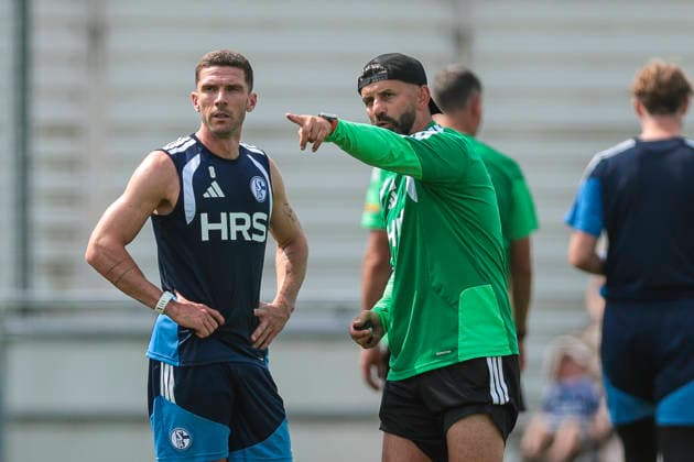 30.07.2026, Fussball, Training des FC Schalke 04. v. l. Robin Gosens (FC Schalke 04) bekommt von Trainer Miron Muslic (FC Schalke 04) Anweisungen. Gelsenkirchen Trainingsgelände FC Schalke 04 NRW Deutschland xRHR-FOTO YYx *** July 30, 2026, Soccer, FC Schalke 04 training session featuring Robin Gosens; FC Schalke 04 receives instructions from coach Miron Muslic; Gelsenkirchen, FC Schalke 04 training facility, North Rhine-Westphalia, Germany; xRHR PHOTO YYx Copyright: RHR-FOTOx RHR-FOTO YY