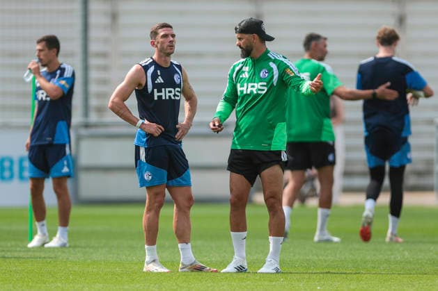 30.07.2026, Fussball, Training des FC Schalke 04. v. l. Robin Gosens (FC Schalke 04) bekommt von Trainer Miron Muslic (FC Schalke 04) Anweisungen. Gelsenkirchen Trainingsgelände FC Schalke 04 NRW Deutschland xRHR-FOTO YYx *** July 30, 2026, Soccer, FC Schalke 04 training session featuring Robin Gosens; FC Schalke 04 receives instructions from coach Miron Muslic; Gelsenkirchen, FC Schalke 04 training facility, North Rhine-Westphalia, Germany; xRHR PHOTO YYx Copyright: RHR-FOTOx RHR-FOTO YY