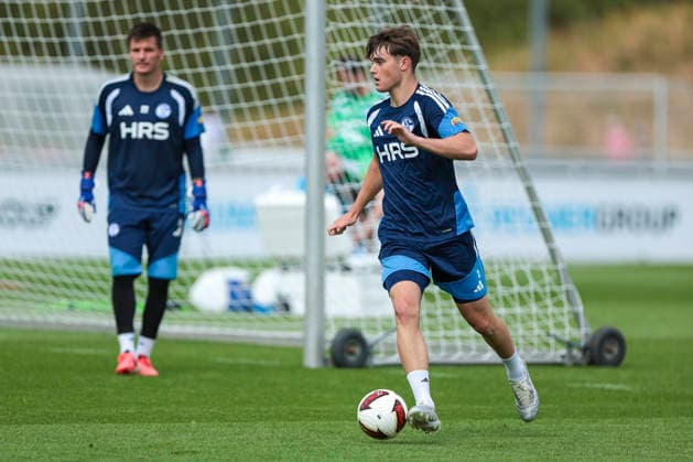 30.07.2026, Fussball, Training des FC Schalke 04. Dylan Leonard (FC Schalke 04). Gelsenkirchen Trainingsgelände FC Schalke 04 NRW Deutschland xRHR-FOTO YYx *** July 30, 2026, Soccer, FC Schalke 04 Training Dylan Leonard FC Schalke 04 Gelsenkirchen FC Schalke 04 Training Facility NRW Germany xRHR PHOTO YYx Copyright: RHR-FOTOx RHR-FOTO YY