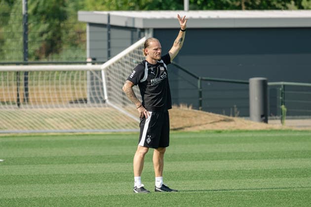 Eugen Polanski (Borussia Moenchengladbach, Trainer) gruesst Spieler der U23. Oeffentliches Training Borussia Moenchengladbach auf dem Trainingsgelaende am ista-Borussia Park, 1. Bundesliga, Fussball, Saison 2026 2027, 30.07.2026 oeffentliches Training Borussia Moenchengladbach, 1. Bundesliga, Saison 2026 2027, 30.07.2026 Moenchengladbach *** Eugen Polanski of Borussia Mönchengladbach, coach, greets U23 players. Public training session for Borussia Mönchengladbach at the training facility at ista Borussia Park, Bundesliga 1, soccer, 2026–2027 season, July 30, 2026: Borussia Mönchengladbach public training session, Bundesliga 1, 2026–2027 season, July 30, 2026, Mönchengladbach Copyright: xEibner-Pressefoto ThomasxHaeslerx EP_THR