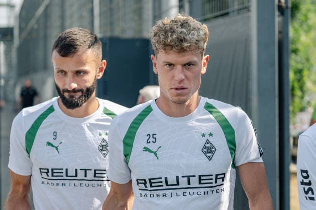 Robin Hack (Borussia Moenchengladbach, 25) und Franck Honorat (Borussia Moenchengladbach, 09) auf dem Weg zum Trainingsplatz. Oeffentliches Training Borussia Moenchengladbach auf dem Trainingsgelaende am ista-Borussia Park, 1. Bundesliga, Fussball, Saison 2026 2027, 30.07.2026 oeffentliches Training Borussia Moenchengladbach, 1. Bundesliga, Saison 2026 2027, 30.07.2026 Moenchengladbach *** Robin Hack of Borussia Mönchengladbach, 25, and Franck Honorat of Borussia Mönchengladbach, 09, on their way to the training field. Public training session for Borussia Mönchengladbach at the ista Borussia Park training facility, Bundesliga 1, soccer, 2026–2027 season, July 30, 2026; Borussia Mönchengladbach open training session, Bundesliga 1, 2026–2027 season, July 30, 2026; Mönchengladbach Copyright: xEibner-Pressefoto ThomasxHaeslerx EP_THR