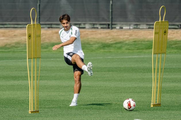 Jens Castrop (Borussia Moenchengladbach, 17) beim Passtraining. Oeffentliches Training Borussia Moenchengladbach auf dem Trainingsgelaende am ista-Borussia Park, 1. Bundesliga, Fussball, Saison 2026 2027, 30.07.2026 oeffentliches Training Borussia Moenchengladbach, 1. Bundesliga, Saison 2026 2027, 30.07.2026 Moenchengladbach *** Jens Castrop, Borussia Mönchengladbach, 17, during passing drills. Public training session for Borussia Mönchengladbach at the ista Borussia Park training facility, Bundesliga 1, soccer, 2026–2027 season, July 30, 2026, Borussia Mönchengladbach public training session, Bundesliga 1, 2026–2027 season, July 30, 2026, Mönchengladbach Copyright: xEibner-Pressefoto ThomasxHaeslerx EP_THR