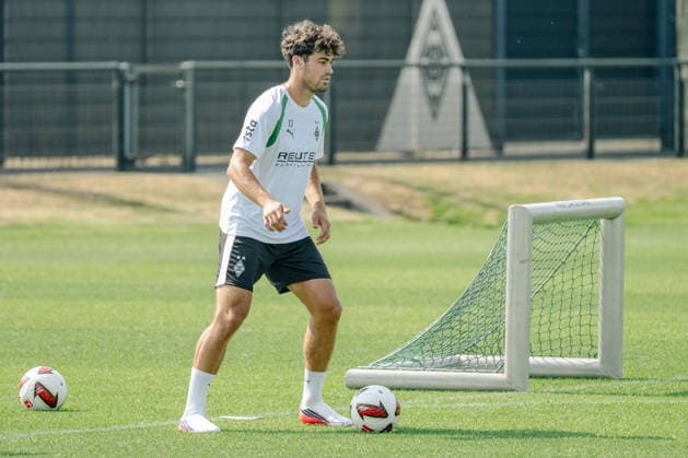 Giovanni Reyna (Borussia Moenchengladbach, 13) spielt den Ball. Oeffentliches Training Borussia Moenchengladbach auf dem Trainingsgelaende am ista-Borussia Park, 1. Bundesliga, Fussball, Saison 2026 2027, 30.07.2026 oeffentliches Training Borussia Moenchengladbach, 1. Bundesliga, Saison 2026 2027, 30.07.2026 Moenchengladbach *** Giovanni Reyna, Borussia Mönchengladbach, No. 13, plays the ball during an open training session at Borussia Mönchengladbach s training facility at ista Borussia Park, Bundesliga 1, soccer, 2026–2027 season, July 30, 2026, Borussia Mönchengladbach open practice, Bundesliga 1, 2026–2027 season, July 30, 2026, Mönchengladbach Copyright: xEibner-Pressefoto ThomasxHaeslerx EP_THR
