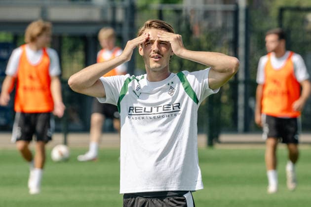 Florian Neuhaus (Borussia Moenchengladbach, 10) kann es nicht fassen. Oeffentliches Training Borussia Moenchengladbach auf dem Trainingsgelaende am ista-Borussia Park, 1. Bundesliga, Fussball, Saison 2026 2027, 30.07.2026 oeffentliches Training Borussia Moenchengladbach, 1. Bundesliga, Saison 2026 2027, 30.07.2026 Moenchengladbach *** Florian Neuhaus, Borussia Mönchengladbach, No. 10, can t believe it. Borussia Mönchengladbach open practice at the training facility at ista Borussia Park, Bundesliga 1, soccer, 2026–2027 season, July 30, 2026, Borussia Mönchengladbach open practice, Bundesliga 1, 2026–2027 season, July 30, 2026, Mönchengladbach Copyright: xEibner-Pressefoto ThomasxHaeslerx EP_THR