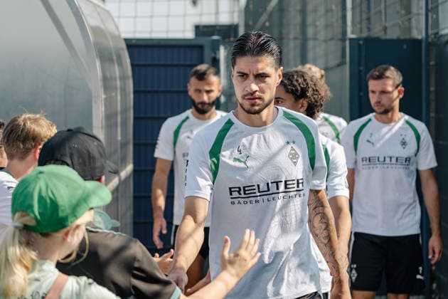 Sport Bilder des Tages Kevin Diks (Borussia Moenchengladbach, 04) begruesst die wartenden Fans. Oeffentliches Training Borussia Moenchengladbach auf dem Trainingsgelaende am ista-Borussia Park, 1. Bundesliga, Fussball, Saison 2026 2027, 30.07.2026 oeffentliches Training Borussia Moenchengladbach, 1. Bundesliga, Saison 2026 2027, 30.07.2026 Moenchengladbach *** Kevin Diks of Borussia Mönchengladbach, No. 04, greets the waiting fans at a public training session for Borussia Mönchengladbach at the training facility at ista Borussia Park, Bundesliga 1, soccer, 2026–2027 season, July 30, 2026: Borussia Mönchengladbach open practice, Bundesliga 1, 2026–2027 season, July 30, 2026, Mönchengladbach Copyright: xEibner-Pressefoto ThomasxHaeslerx EP_THR