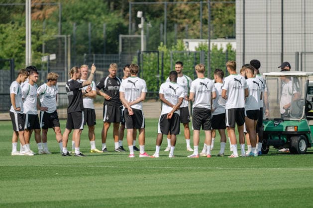 Eugen Polanski (Borussia Moenchengladbach, Trainer) erklaert den Spielern den Trainingsablauf. Oeffentliches Training Borussia Moenchengladbach auf dem Trainingsgelaende am ista-Borussia Park, 1. Bundesliga, Fussball, Saison 2026 2027, 30.07.2026 oeffentliches Training Borussia Moenchengladbach, 1. Bundesliga, Saison 2026 2027, 30.07.2026 Moenchengladbach *** Eugen Polanski, Borussia Mönchengladbach coach, explains the training routine to the players. Public training session for Borussia Mönchengladbach at the ista Borussia Park training facility, Bundesliga 1, soccer, 2026–2027 season, July 30, 2026: Borussia Mönchengladbach public training session, Bundesliga 1, 2026–2027 season, July 30, 2026, Mönchengladbach Copyright: xEibner-Pressefoto ThomasxHaeslerx EP_THR