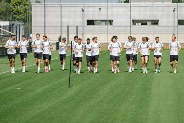 Die Spieler bei der Aufwaermrunde. Oeffentliches Training Borussia Moenchengladbach auf dem Trainingsgelaende am ista-Borussia Park, 1. Bundesliga, Fussball, Saison 2026 2027, 30.07.2026 oeffentliches Training Borussia Moenchengladbach, 1. Bundesliga, Saison 2026 2027, 30.07.2026 Moenchengladbach *** The players during the warm-up at the Borussia Mönchengladbach public training session at the ista Borussia Park training facility, Bundesliga 1, soccer, 2026–2027 season, July 30, 2026, Borussia Mönchengladbach public training session, Bundesliga 1, 2026–2027 season, July 30, 2026, Mönchengladbach Copyright: xEibner-Pressefoto ThomasxHaeslerx EP_THR