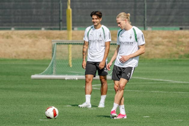 David Herold (Borussia Moenchengladbach, 20) beim Passtraining. Dahinter Jens Castrop (Borussia Moenchengladbach, 17). Oeffentliches Training Borussia Moenchengladbach auf dem Trainingsgelaende am ista-Borussia Park, 1. Bundesliga, Fussball, Saison 2026 2027, 30.07.2026 oeffentliches Training Borussia Moenchengladbach, 1. Bundesliga, Saison 2026 2027, 30.07.2026 Moenchengladbach *** David Herold, Borussia Mönchengladbach, 20, during passing drills; behind him, Jens Castrop, Borussia Mönchengladbach, 17. Public training session for Borussia Mönchengladbach at the ista Borussia Park training facility, Bundesliga 1, soccer, 2026–2027 season, July 30, 2026, public training session for Borussia Mönchengladbach, Bundesliga 1, 2026–2027 season, July 30, 2026, Mönchengladbach Copyright: xEibner-Pressefoto ThomasxHaeslerx EP_THR