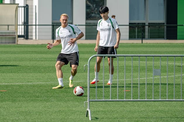 Isac Lidberg (Borussia Moenchengladbach, 03) spielt den Ball unter der Absperrung durch. Jens Castrop (Borussia Moenchengladbach, 17) schaut zu. Oeffentliches Training Borussia Moenchengladbach auf dem Trainingsgelaende am ista-Borussia Park, 1. Bundesliga, Fussball, Saison 2026 2027, 30.07.2026 oeffentliches Training Borussia Moenchengladbach, 1. Bundesliga, Saison 2026 2027, 30.07.2026 Moenchengladbach *** Isac Lidberg of Borussia Mönchengladbach (No. 03) plays the ball under the barrier while Jens Castrop of Borussia Mönchengladbach (No. 17) watches. Public training session for Borussia Mönchengladbach at the ista Borussia Park training facility, 1. Bundesliga, soccer, 2026–2027 season, July 30, 2026; public training session for Borussia Mönchengladbach, 1. Bundesliga, 2026–2027 season, July 30, 2026; Mönchengladbach Copyright: xEibner-Pressefoto ThomasxHaeslerx EP_THR