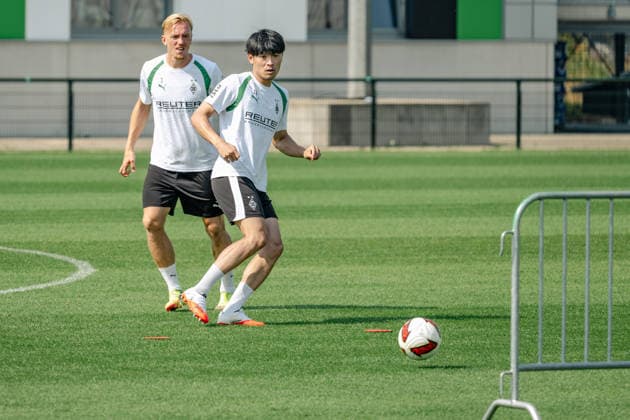 Jens Castrop (Borussia Moenchengladbach, 17) hat den Ball gespielt. Dahinter Isac Lidberg (Borussia Moenchengladbach, 03). Oeffentliches Training Borussia Moenchengladbach auf dem Trainingsgelaende am ista-Borussia Park, 1. Bundesliga, Fussball, Saison 2026 2027, 30.07.2026 oeffentliches Training Borussia Moenchengladbach, 1. Bundesliga, Saison 2026 2027, 30.07.2026 Moenchengladbach *** Jens Castrop of Borussia Mönchengladbach, No. 17, passed the ball. Behind him is Isac Lidberg of Borussia Mönchengladbach, 03 Public training session for Borussia Mönchengladbach at the training facility at ista Borussia Park, Bundesliga 1, soccer, 2026–2027 season, July 30, 2026, Borussia Mönchengladbach open practice, Bundesliga 1, 2026–2027 season, July 30, 2026, Mönchengladbach Copyright: xEibner-Pressefoto ThomasxHaeslerx EP_THR