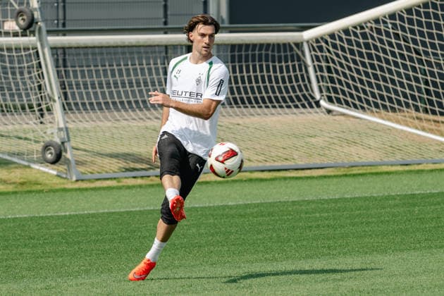 Joe Scally (Borussia Moenchengladbach, 29) beim Aufbautraining. Oeffentliches Training Borussia Moenchengladbach auf dem Trainingsgelaende am ista-Borussia Park, 1. Bundesliga, Fussball, Saison 2026 2027, 30.07.2026 oeffentliches Training Borussia Moenchengladbach, 1. Bundesliga, Saison 2026 2027, 30.07.2026 Moenchengladbach *** Joe Scally, Borussia Mönchengladbach, 29, during a recovery training session. Public training session for Borussia Mönchengladbach at the ista Borussia Park training facility, Bundesliga 1, soccer, 2026–2027 season, July 30, 2026, Borussia Mönchengladbach public training session, Bundesliga 1, 2026–2027 season, July 30, 2026, Mönchengladbach Copyright: xEibner-Pressefoto ThomasxHaeslerx EP_THR