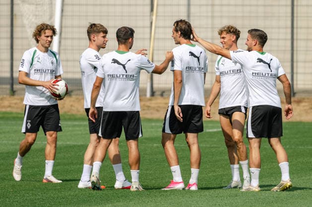 Florian Neuhaus (Borussia Moenchengladbach, 10) hat beim Hochhalten verloren und erhaelt seine Bestrafung von Robin Hack (Borussia Moenchengladbach, 25), Enzo Leopold (Borussia Moenchengladbach, 08), Kevin Stoeger (Borussia Moenchengladbach, 07), Lukas Ullrich (Borussia Moenchengladbach, 26) und Hugo Bolin (Borussia Moenchengladbach, 38). Oeffentliches Training Borussia Moenchengladbach auf dem Trainingsgelaende am ista-Borussia Park, 1. Bundesliga, Fussball, Saison 2026 2027, 30.07.2026 oeffentliches Training Borussia Moenchengladbach, 1. Bundesliga, Saison 2026 2027, 30.07.2026 Moenchengladbach *** Florian Neuhaus (Borussia Mönchengladbach, 10) lost the ball while holding it up and is penalized by Robin Hack (Borussia Mönchengladbach, 25), Enzo Leopold (Borussia Mönchengladbach, 08), and Kevin Stoeger (Borussia Mönchengladbach, 07, Lukas Ullrich (Borussia Mönchengladbach, 26), and Hugo Bolin (Borussia Mönchengladbach, 38). Borussia Mönchengladbach’s open practice at the training facility at ista Borussia Park, Bundesliga 1, soccer, 2026–2027 season, July 30, 2026, public training session for Borussia Mönchengladbach, Bundesliga 1, 2026–2027 season, July 30, 2026, Mönchengladbach Copyright: xEibner-Pressefoto ThomasxHaeslerx EP_THR