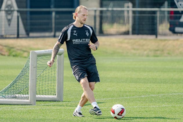 Eugen Polanski (Borussia Moenchengladbach, Trainer) spielt den Ball. Oeffentliches Training Borussia Moenchengladbach auf dem Trainingsgelaende am ista-Borussia Park, 1. Bundesliga, Fussball, Saison 2026 2027, 30.07.2026 oeffentliches Training Borussia Moenchengladbach, 1. Bundesliga, Saison 2026 2027, 30.07.2026 Moenchengladbach *** Eugen Polanski, Borussia Mönchengladbach coach, plays the ball. Borussia Mönchengladbach open practice at the ista Borussia Park training facility, Bundesliga 1, soccer, 2026–2027 season, July 30, 2026, Borussia Mönchengladbach public training session, Bundesliga 1, 2026–2027 season, July 30, 2026, Mönchengladbach Copyright: xEibner-Pressefoto ThomasxHaeslerx EP_THR