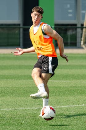 Philipp Sander (Borussia Moenchengladbach, 16) hat den Ball gepasst. Oeffentliches Training Borussia Moenchengladbach auf dem Trainingsgelaende am ista-Borussia Park, 1. Bundesliga, Fussball, Saison 2026 2027, 30.07.2026 oeffentliches Training Borussia Moenchengladbach, 1. Bundesliga, Saison 2026 2027, 30.07.2026 Moenchengladbach *** Philipp Sander of Borussia Mönchengladbach, No. 16, passed the ball. Borussia Mönchengladbach open practice at the training facility at ista Borussia Park, Bundesliga 1, soccer, 2026–2027 season, July 30, 2026, Borussia Mönchengladbach open practice, Bundesliga 1, 2026–2027 season, July 30, 2026, Mönchengladbach Copyright: xEibner-Pressefoto ThomasxHaeslerx EP_THR