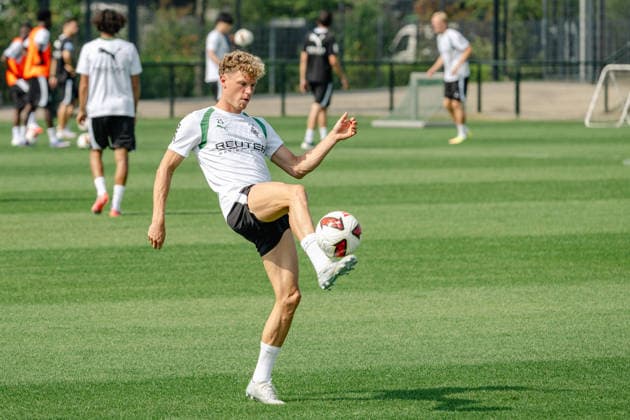 Robin Hack (Borussia Moenchengladbach, 25) beim Ballhochhalten. Oeffentliches Training Borussia Moenchengladbach auf dem Trainingsgelaende am ista-Borussia Park, 1. Bundesliga, Fussball, Saison 2026 2027, 30.07.2026 oeffentliches Training Borussia Moenchengladbach, 1. Bundesliga, Saison 2026 2027, 30.07.2026 Moenchengladbach *** Robin Hack of Borussia Mönchengladbach, 25, juggling the ball. Public training session for Borussia Mönchengladbach at the ista Borussia Park training facility, Bundesliga 1, soccer, 2026–2027 season, July 30, 2026, Borussia Mönchengladbach public training session, Bundesliga 1, 2026–2027 season, July 30, 2026, Mönchengladbach Copyright: xEibner-Pressefoto ThomasxHaeslerx EP_THR