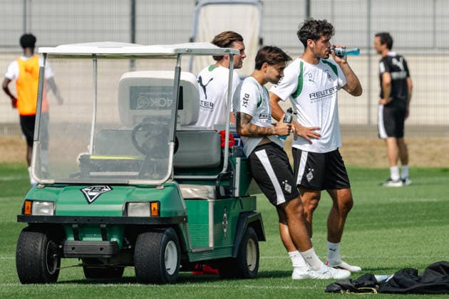 Joe Scally (Borussia Moenchengladbach, 29), Giovanni Reyna (Borussia Moenchengladbach, 13) und Jens Castrop (Borussia Moenchengladbach, 17) bei einer Trinkpause. Oeffentliches Training Borussia Moenchengladbach auf dem Trainingsgelaende am ista-Borussia Park, 1. Bundesliga, Fussball, Saison 2026 2027, 30.07.2026 oeffentliches Training Borussia Moenchengladbach, 1. Bundesliga, Saison 2026 2027, 30.07.2026 Moenchengladbach *** Joe Scally of Borussia Mönchengladbach, 29, Giovanni Reyna of Borussia Mönchengladbach, 13, and Jens Castrop of Borussia Mönchengladbach, 17, during a water break at a public training session for Borussia Mönchengladbach at the ista Borussia Park training facility, Bundesliga 1, soccer, 2026–2027 season, July 30, 2026; Borussia Mönchengladbach public training session, Bundesliga 1, 2026–2027 season, July 30, 2026; Mönchengladbach Copyright: xEibner-Pressefoto ThomasxHaeslerx EP_THR