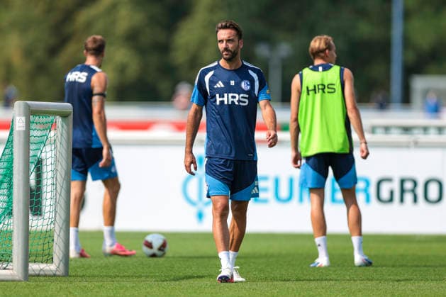 30.07.2026, Fussball, Training des FC Schalke 04. Kenan Karaman (FC Schalke 04). Gelsenkirchen Trainingsgelände FC Schalke 04 NRW Deutschland xRHR-FOTO YYx *** July 30, 2026, Soccer, FC Schalke 04 practice Kenan Karaman FC Schalke 04 Gelsenkirchen FC Schalke 04 training facility NRW Germany xRHR PHOTO YYx Copyright: RHR-FOTOx RHR-FOTO YY