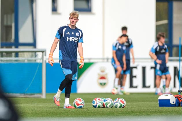 30.07.2026, Fussball, Training des FC Schalke 04. Torwart Johannes Siebeking (FC Schalke 04). Gelsenkirchen Trainingsgelände FC Schalke 04 NRW Deutschland xRHR-FOTO YYx *** July 30, 2026, Soccer, FC Schalke 04 goalkeeper Johannes Siebeking at training, FC Schalke 04 Gelsenkirchen, FC Schalke 04 training facility, North Rhine-Westphalia, Germany, xRHR PHOTO YYx Copyright: RHR-FOTOx RHR-FOTO YY