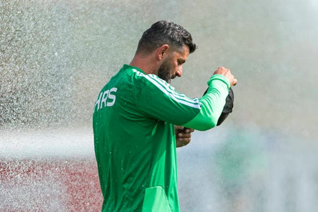 30.07.2026, Fussball, Training des FC Schalke 04. Trainer Miron Muslic (FC Schalke 04) erfrischt sich. Gelsenkirchen Trainingsgelände FC Schalke 04 NRW Deutschland xRHR-FOTO YYx *** July 30, 2026, Soccer, FC Schalke 04 practice; Coach Miron Muslic; FC Schalke 04 takes a break; Gelsenkirchen; FC Schalke 04 training facility; North Rhine-Westphalia, Germany; xRHR; PHOTO YYx Copyright: RHR-FOTOx RHR-FOTO YY