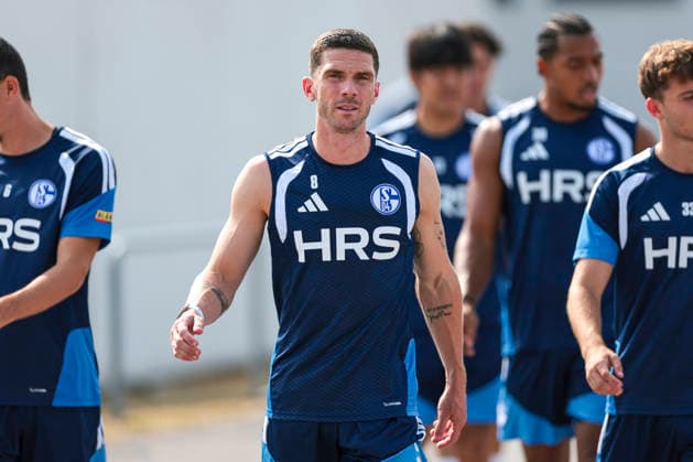 30.07.2026, Fussball, Training des FC Schalke 04. Robin Gosens (FC Schalke 04) kommt zum Trainingg. Gelsenkirchen Trainingsgelände FC Schalke 04 NRW Deutschland xRHR-FOTO YYx *** July 30, 2026, Soccer, FC Schalke 04 Training Session: Robin Gosens Arrives for Training at the FC Schalke 04 Training Facility in Gelsenkirchen, North Rhine-Westphalia, Germany xRHR PHOTO YYx Copyright: RHR-FOTOx RHR-FOTO YY