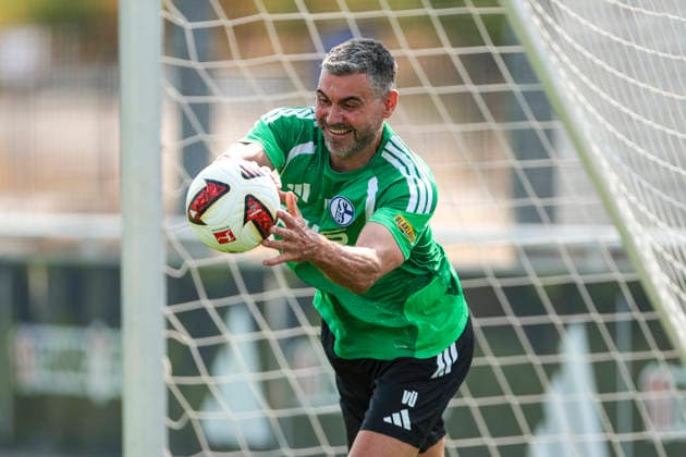 30.07.2026, Fussball, Training des FC Schalke 04. Torwarttrainer Volkan Ünlü (FC Schalke 04). Gelsenkirchen Trainingsgelände FC Schalke 04 NRW Deutschland xRHR-FOTO YYx *** July 30, 2026, Soccer, FC Schalke 04 practice; Goalkeeper coach Volkan Ünlü; FC Schalke 04, Gelsenkirchen; FC Schalke 04 training facility; North Rhine-Westphalia, Germany; xRHR PHOTO YYx Copyright: RHR-FOTOx RHR-FOTO YY